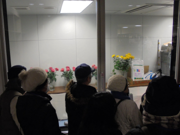 写真：日持ち検査室を覗く参加者