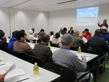写真：花き市場の会議室でさまざまなエピソードを伺いました。