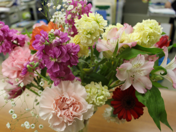 写真：区役所カウンターに飾られたプレゼントの花束