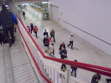 写真：関係者以外立ち入り禁止の場所を進みます。