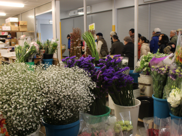 写真：名港花き市場に入る仲卸売場