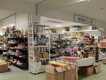 写真：名港花き市場に入る資材店舗