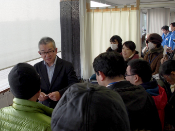 写真：参加者の質問に答える実況アナウンサーの畑野さん