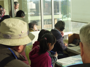 写真：参加者が見守るなか、レースを実況する畑野さん