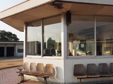 写真：待機馬房を見守るように配置された監視所