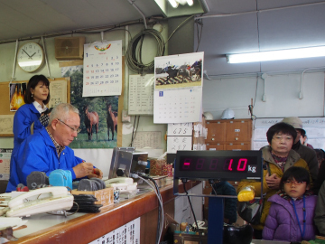 写真：騎手の重さを図る検量室の様子