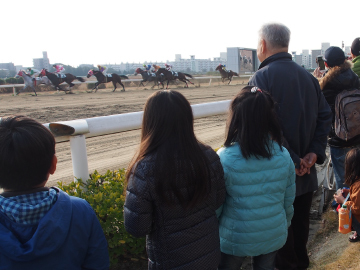 写真：検量室前でレースを観戦する参加者