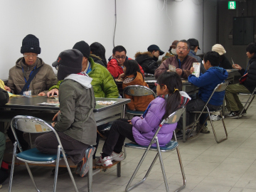 写真：競馬場の説明を受ける参加者