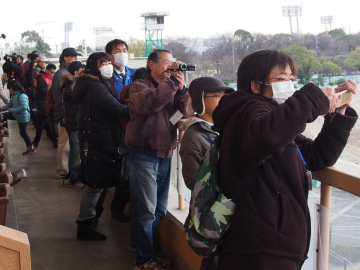 写真：観戦スタンドからレースを観戦する参加者