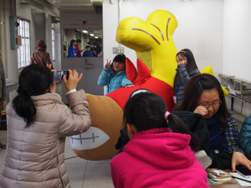 写真：金シャチけいばNagoyaのキャラクター「シャチウマくん」は子どもに大人気