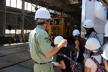 写真：トロリー庫を見学する様子