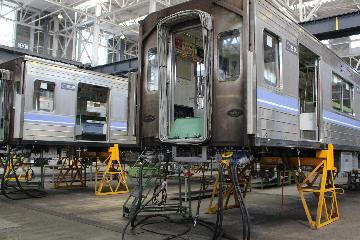 写真：点検・検査のため解体された車両