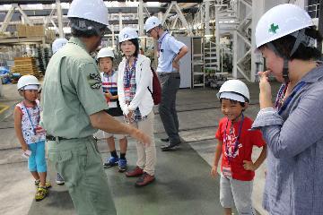 写真：質問に答える整備員さんの様子