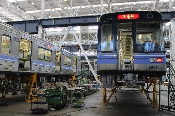 写真：行き先に試運転と表示されている電車