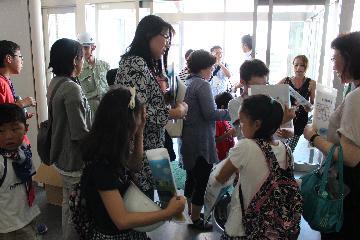 写真：名港工場の見学を終え、バスへと移動する見学者の皆さん