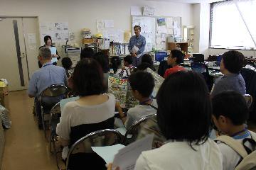 写真：事務所で説明を受ける様子