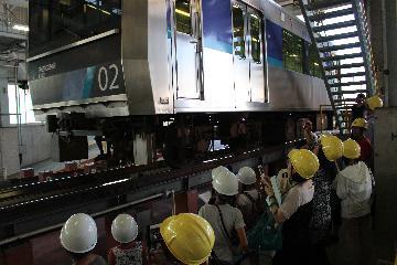 写真：間近で車両を見学する様子