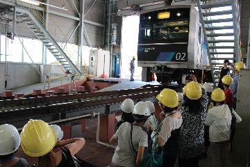 写真：あおなみ線電車の入庫の様子