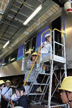写真：車両の中へ入っていく様子