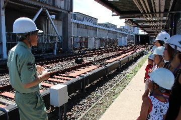 写真：整備員さんが危険箇所について説明をする様子