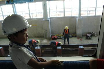 写真：車窓から整備員さんたちの働く姿が見える様子