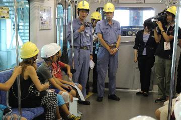 写真：見学者からの質問に答える整備員さん