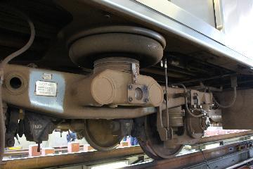 写真：扉の真下にある円盤形の部分が空気ばねになっているエアサスペンション