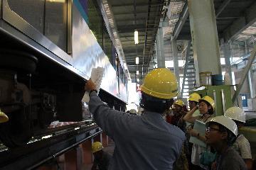 写真：ブレーキとエアサスペンションについて説明している様子