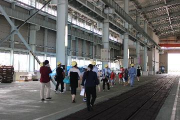 写真：見学を終え、事務所へ戻る見学者の様子