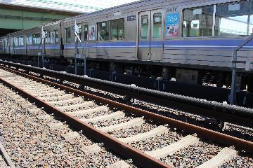 写真：線路上で整備を待つ名城線・名港線の電車