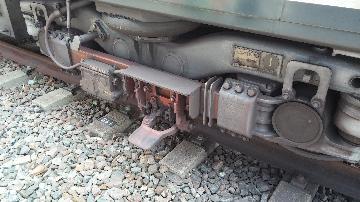 写真：地下鉄車両の側面、受電部分周辺