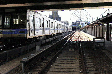 地下鉄車両と観覧車が一緒に写った写真