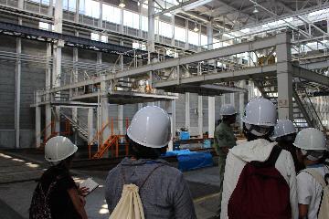 写真：広大な工場内部を見学する様子