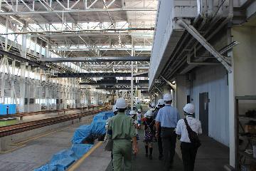 写真：工場の奥へと進んでいく様子