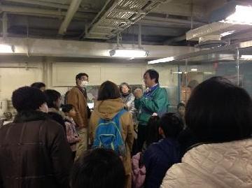 写真：ふじの内部を案内してくれる加藤さんの紹介