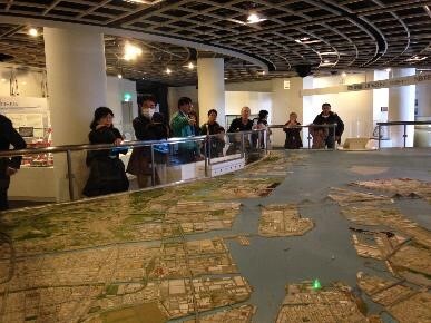 写真：シュミレータ見学の様子