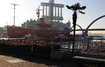 写真：これから見学に行く南極観測船ふじ