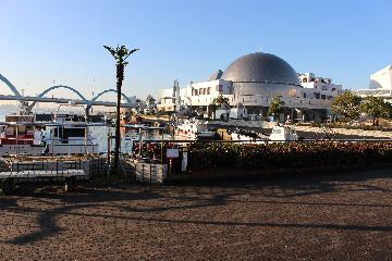 写真：当日の空と水族館