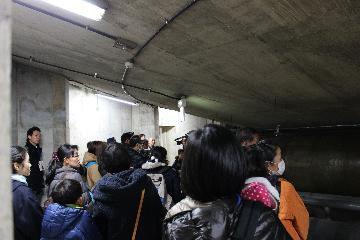 写真：バックヤード見学の様子