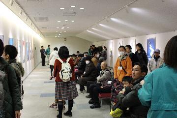 写真：ホワイエで休憩する様子