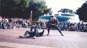 写真:名古屋まつり 噴水前での公演