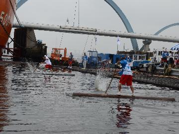 写真:名古屋港筏師一本乗り大会の様子