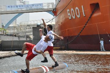 写真:大げさ(?)に落ちる筏師さん