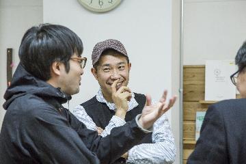 写真:談笑中の古橋さん