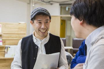 写真:談笑する古橋さん