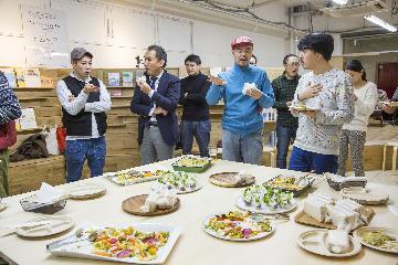 写真:ポットラック・スクールでの交流会の様子