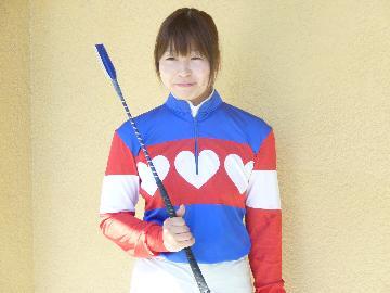 写真:木之前葵騎手の勝負服とムチ