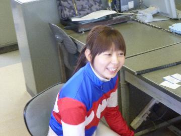 写真:インタビューを受ける木之前葵騎手