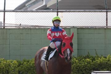 写真:騎乗中の木之前葵騎手