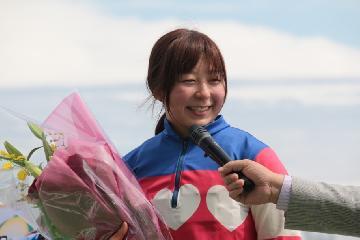 写真:インタビューを受ける木之前葵騎手